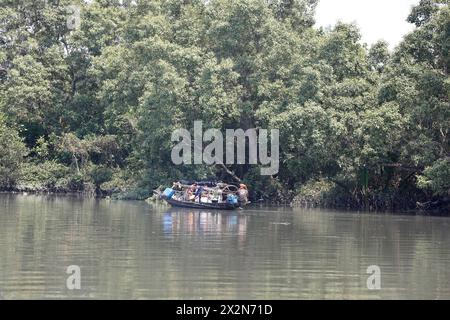 Khulna, Bangladesch - 13. April 2024: Die Sundorbons sind der größte Mangrovenwald der Welt. UNESCO-Weltkulturerbe und Naturschutzgebiet A Stockfoto