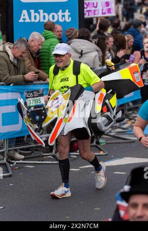 Mike McDonald, männlicher Senior, nahm am TCS London Marathon 2024 Teil und fuhr durch Tower Hill, London, Großbritannien, mit BMW Motorradkostüm Stockfoto