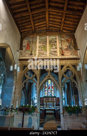 Eingang zum Chor, oben mit dem Gemälde „Doom“ aus dem 15. Jahrhundert, am östlichen Ende des Kirchenschiffs in der St Mary’s Church in North Leigh, Oxfordshire, England, Großbritannien Stockfoto