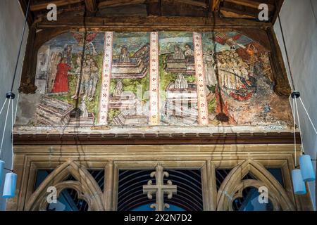 „Doom“-Gemälde aus dem 15. Jahrhundert am östlichen Ende des Kirchenschiffs über dem Eingang zum Chor in der St. Mary’s Church in North Leigh, Oxfordshire, England, Großbritannien Stockfoto