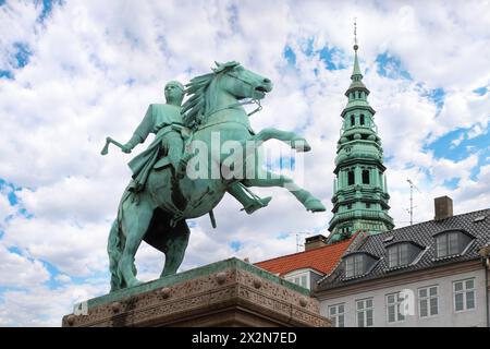 Denkmal für Bischof Absalon und Turm von St. Nikolaikirche in Kopenhagen, Dänemark. Stockfoto