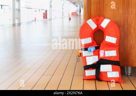 Die einzigartige orange Schwimmweste steht an Deck des Kreuzfahrtschiffes Stockfoto
