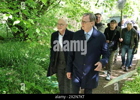 Altenburg, Deutschland. April 2024. Uwe Melzer (l, CDU), Landrat des Altenburger Landes, und Bodo Ramelow (die Linke), Ministerpräsident Thüringens, spazieren durch den Botanischen Garten zur Pressekonferenz nach der Außensitzung des thüringischen Kabinetts. Eines der Themen, die auf der Sitzung erörtert wurden, waren die Perspektiven für den ländlichen Raum. Quelle: Bodo Schackow/dpa/Alamy Live News Stockfoto