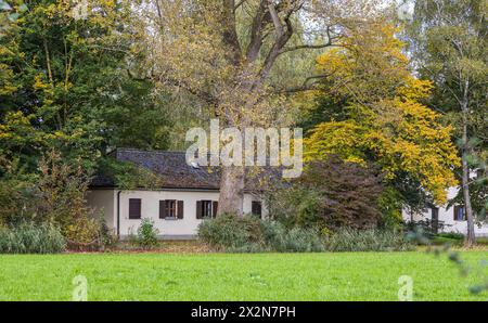 Das ehemalige Wirtschaftsgebäude der SS ist auch heute von der Straße noch gut verdeckt. (Hebertshausen, Deutschland, 10.10.2022) Stockfoto