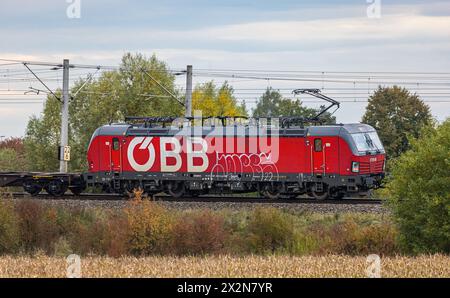 Eine Siemens Vectron Lokomotive der ÖBB auf der Bahnstrecke zwischen München und Nürnberg. (Hebertshausen, Deutschland, 10.10.2022) Stockfoto