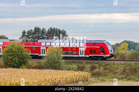 Ein Bombardier Twindexx Vario, oder DB Baureihe 445, der S-Bahn München auf der Bahnstrecke zwischen München und Nürnberg. (Hebertshausen, Deutschland Stockfoto