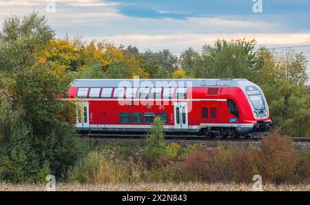 Ein Bombardier Twindexx Vario, oder DB Baureihe 445, der S-Bahn München auf der Bahnstrecke zwischen München und Nürnberg. (Hebertshausen, Deutschland Stockfoto