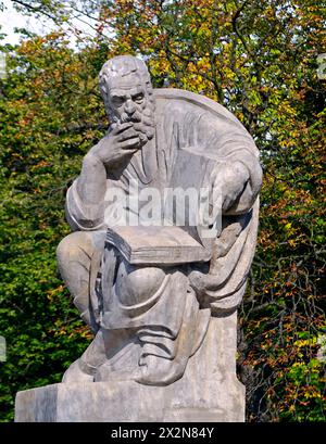 Aristophanes-Statue mit offenem Buch im Amphitheater des Lazienki-Parks in Warschau, Polen Stockfoto