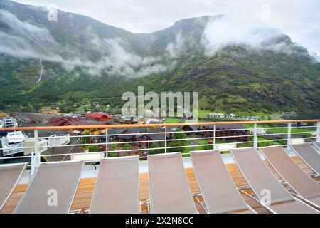 FLAM - 25. JULI: Blick auf den Hafen von Sognefjord vom Bord des Kreuzfahrtschiffes am 25. Juli 2011 in Flam, Norwegen. Der längste und tiefste Fjord Norwegens. Stockfoto