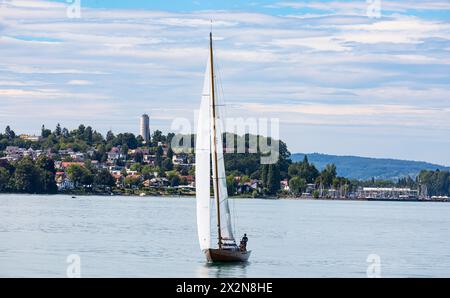 Ein Segelschiff fährt vor dem Ufer der Stadt Konstanz auf dem Bodensee. (Konstanz, Deutschland, 13.07.2022) Stockfoto