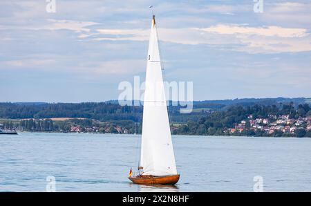 Ein Segelschiff fährt vor dem Ufer der Stadt Konstanz auf dem Bodensee. (Konstanz, Deutschland, 13.07.2022) Stockfoto