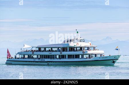 Das Motorschaff St. Gallen fährt vom Bodensee in den Hafen Konstanz ein. (Konstanz, Deutschland, 13.07.2022) Stockfoto