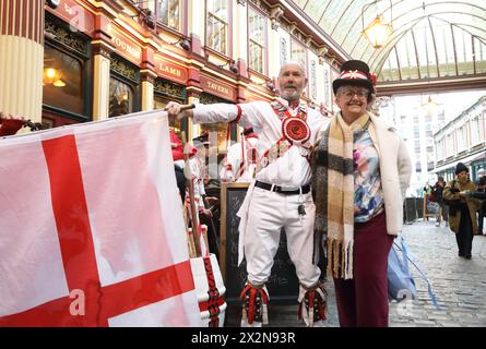 London, UK, 23. April 2024. Das Ewell St. Mary's Morris Day Men unterhielten sich mit traditionellen Tänzen am St. George's Day im historischen leadenhall Market in der City of London, Großbritannien. St. George ist der schutzheilige von England. Kredit : Monica Wells/Alamy Live News Stockfoto