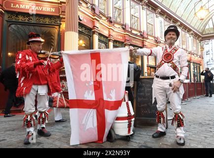 London, UK, 23. April 2024. Das Ewell St. Mary's Morris Day Men unterhielten sich mit traditionellen Tänzen am St. George's Day im historischen leadenhall Market in der City of London, Großbritannien. St. George ist der schutzheilige von England. Kredit : Monica Wells/Alamy Live News Stockfoto