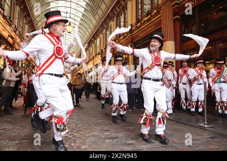 London, UK, 23. April 2024. Das Ewell St. Mary's Morris Day Men unterhielten sich mit traditionellen Tänzen am St. George's Day im historischen leadenhall Market in der City of London, Großbritannien. St. George ist der schutzheilige von England. Kredit : Monica Wells/Alamy Live News Stockfoto