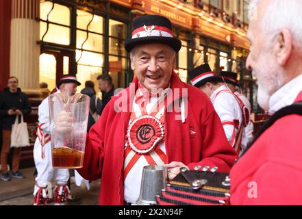 London, UK, 23. April 2024. Das Ewell St. Mary's Morris Day Men unterhielten sich mit traditionellen Tänzen am St. George's Day im historischen leadenhall Market in der City of London, Großbritannien. St. George ist der schutzheilige von England. Kredit : Monica Wells/Alamy Live News Stockfoto