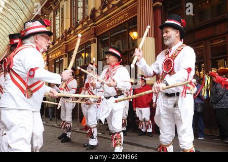 London, UK, 23. April 2024. Das Ewell St. Mary's Morris Day Men unterhielten sich mit traditionellen Tänzen am St. George's Day im historischen leadenhall Market in der City of London, Großbritannien. St. George ist der schutzheilige von England. Kredit : Monica Wells/Alamy Live News Stockfoto