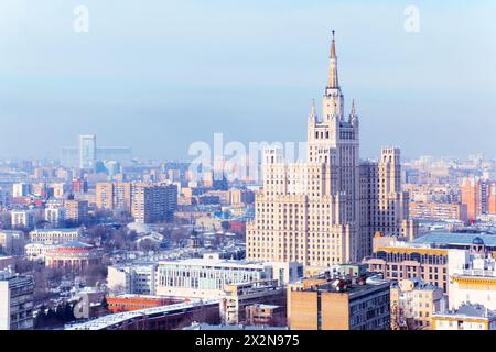 Kudrinskaja Platz Gebäude in Moskau, Russland. Dieses Gebäude ist eines von sieben stalinistischen Wolkenkratzern. Stockfoto