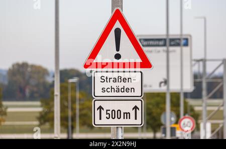 Ein Verkehrsschild warnte Autofahrer vor Strassenschäden auf einer Länge von 500 Metern. (München, Deutschland, 09.10.2022) Stockfoto