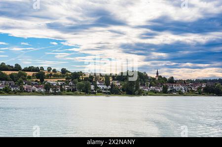 Die Kirche steht in Dingelsdorf auf der höchsten Anhöhung über dem Dorf und dem Bodensee. (Dingelsdorf, Deutschland, 13.07.2022) Stockfoto