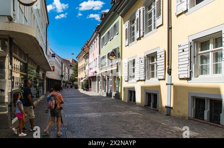 Sommerimpressionen aus der wunderschönen Altstadt von Freiburg im Breisgau in Süddeutschland. (Freiburg im Breisgau, Deutschland, 07.08.2022) Stockfoto