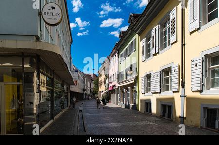 Sommerimpressionen aus der wunderschönen Altstadt von Freiburg im Breisgau in Süddeutschland. (Freiburg im Breisgau, Deutschland, 07.08.2022) Stockfoto