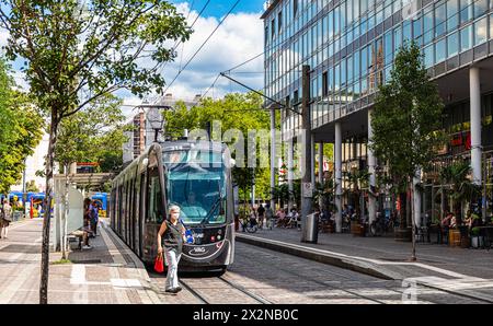 Eine Strassenbahn der Linie 3 steht an einer Haltestelle. Fahrgäste steigen aus und ein. (Freiburg im Breisgau, Deutschland, 07.08.2022) Stockfoto