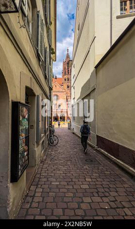 Sommerimpressionen aus der wunderschönen Altstadt von Freiburg im Breisgau in Süddeutschland. (Freiburg im Breisgau, Deutschland, 07.08.2022) Stockfoto