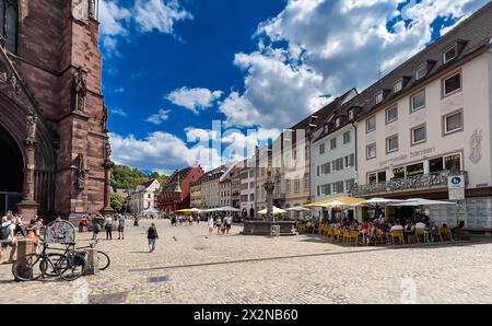 Sommerimpressionen aus der wunderschönen Altstadt von Freiburg im Breisgau in Süddeutschland. (Freiburg im Breisgau, Deutschland, 07.08.2022) Stockfoto