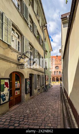 Sommerimpressionen aus der wunderschönen Altstadt von Freiburg im Breisgau in Süddeutschland. (Freiburg im Breisgau, Deutschland, 07.08.2022) Stockfoto