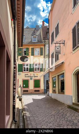 Sommerimpressionen aus der wunderschönen Altstadt von Freiburg im Breisgau in Süddeutschland. (Freiburg im Breisgau, Deutschland, 07.08.2022) Stockfoto