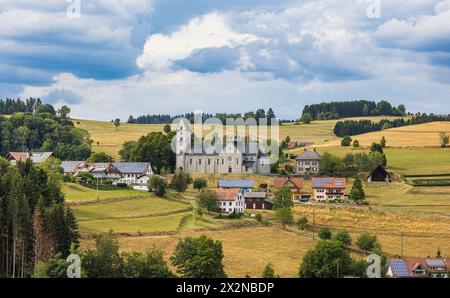 Die Pfarrkirche Seliger Bernhard von Baden in Hierbach in der Gemeinde Dachsberg im Südschwarzwald (Dachsberg, Deutschland, 01.08.2022) Stockfoto