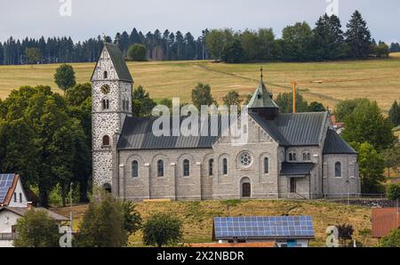 Die Pfarrkirche Seliger Bernhard von Baden in Hierbach in der Gemeinde Dachsberg im Südschwarzwald (Dachsberg, Deutschland, 01.08.2022) Stockfoto