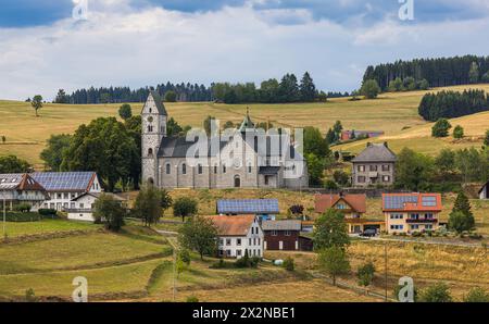 Die Pfarrkirche Seliger Bernhard von Baden in Hierbach in der Gemeinde Dachsberg im Südschwarzwald (Dachsberg, Deutschland, 01.08.2022) Stockfoto