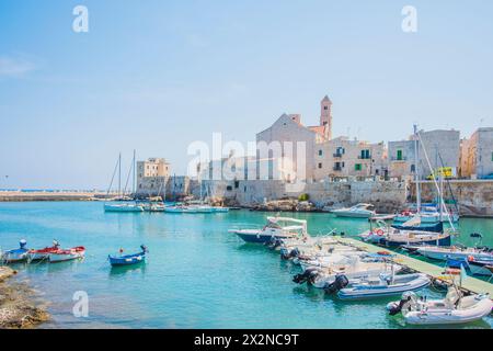 Fischerboote in kleinen Hafen Vlissingen in der Nähe von Bari, Apulien, Italien Stockfoto