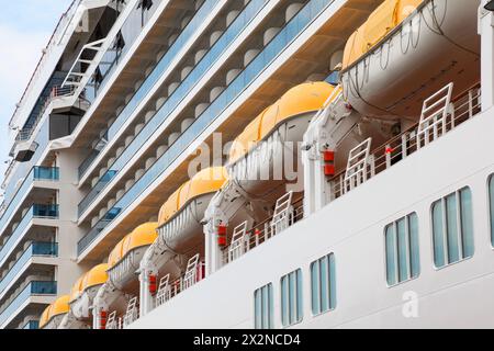 Eine Reihe von Rettungsbooten, die auf einem schönen weißen Passagierbrett montiert sind Stockfoto