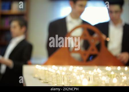 Bestattungskerzen und David-Stern, Menschen mit Hintergrund nicht im Fokus Stockfoto