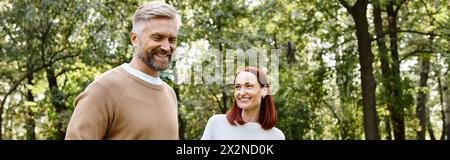 Ein paar gemütliche Spaziergänge durch einen üppigen Wald. Stockfoto