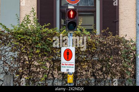 Eine Lichtsignalanlage für Fussgänger zeigt rot an. Fussgänger müssen stehen bleiben, sie dürfen die Straße nicht überqueren. (Konstanz, Deutschland, Stockfoto