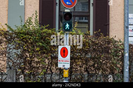 Eine Lichtsignalanlage für Fussgänger zeigt grün an. Fussgänger dürfen nun die Strassen sicher überqueren. (Konstanz, Deutschland, 20.11.2022) Stockfoto