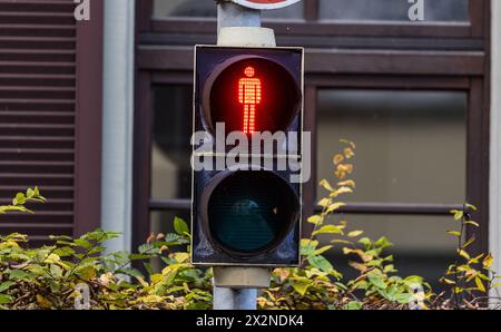 Eine Lichtsignalanlage für Fussgänger zeigt rot an. Fussgänger müssen stehen bleiben, sie dürfen die Straße nicht überqueren. (Konstanz, Deutschland, Stockfoto