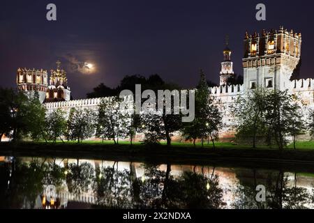 Mauern des Nowodewitschi-Klosters in der Mondnacht in Moskau, Russland. Stockfoto