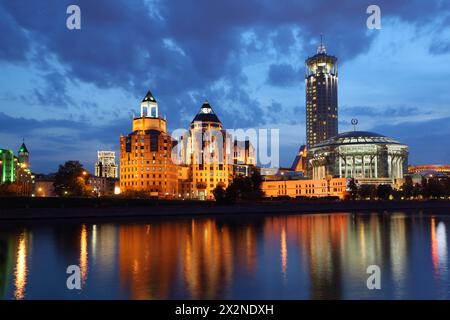 Bürokomplex am Ufer von Shluzovaya (Haus am Fluss) und Haus der Musik am Abend in Moskau, Russland. Stockfoto