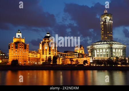 Bürokomplex am Ufer von Shluzovaya (Haus am Fluss) und Haus der Musik bei Nacht in Moskau, Russland. Stockfoto
