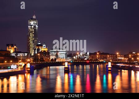 Beleuchtete erste Gateway Bridge, River House und House of Music in der Nacht in Moskau, Russland. Stockfoto