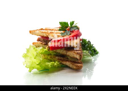 Gebratener Toast mit Huhn, Salat, Gemüse isoliert auf weißem Hintergrund. Stockfoto