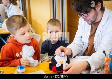 20 Jahre Teddy-Krankenhaus das Teddy-Krankenhaus öffnet in dieser Woche 23. bis 25. April am Universitätsklinikum Carl Gustav Carus Dresden wieder seine Türen. Studierende der Medizinischen Fakultät an der TU Dresden organisiert zum 20. Mal das beliebte Teddy-Krankenhaus. Die Idee: Wenn Kinder spielerisch erfahren, was bei einem Arztbesuch passiert, haben sie weniger Angst, wenn sie selbst mal krank sind. Die Medizinstudierenden wiederum erfahren in der Praxis, wie sie medizinisch komplizierte Sachverhalte einfach und verständlich kommunizieren. Bis zu 20,000 Kinder aus Dresden und Umgebung h Stockfoto