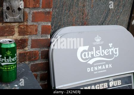 Kopenhagen/Dänemark/23. April 2024/ Dänemarks berühmte carlsberg Bierdose und Worte in Kopenhagen. (Photo.Francis Joseph Dean/Dean Pictures) (nicht für kommerzielle Zwecke) Stockfoto