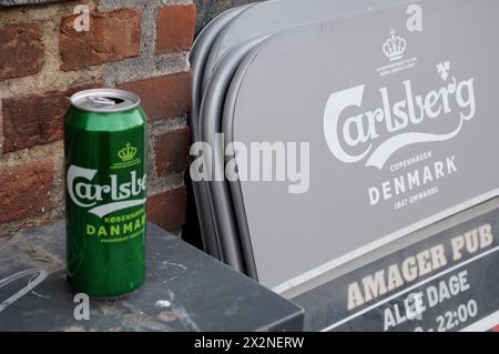 Kopenhagen/Dänemark/23. April 2024/ Dänemarks berühmte carlsberg Bierdose und Worte in Kopenhagen. (Photo.Francis Joseph Dean/Dean Pictures) (nicht für kommerzielle Zwecke) Stockfoto