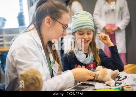 20 Jahre Teddy-Krankenhaus das Teddy-Krankenhaus öffnet in dieser Woche 23. bis 25. April am Universitätsklinikum Carl Gustav Carus Dresden wieder seine Türen. Studierende der Medizinischen Fakultät an der TU Dresden organisiert zum 20. Mal das beliebte Teddy-Krankenhaus. Die Idee: Wenn Kinder spielerisch erfahren, was bei einem Arztbesuch passiert, haben sie weniger Angst, wenn sie selbst mal krank sind. Die Medizinstudierenden wiederum erfahren in der Praxis, wie sie medizinisch komplizierte Sachverhalte einfach und verständlich kommunizieren. Bis zu 20,000 Kinder aus Dresden und Umgebung h Stockfoto